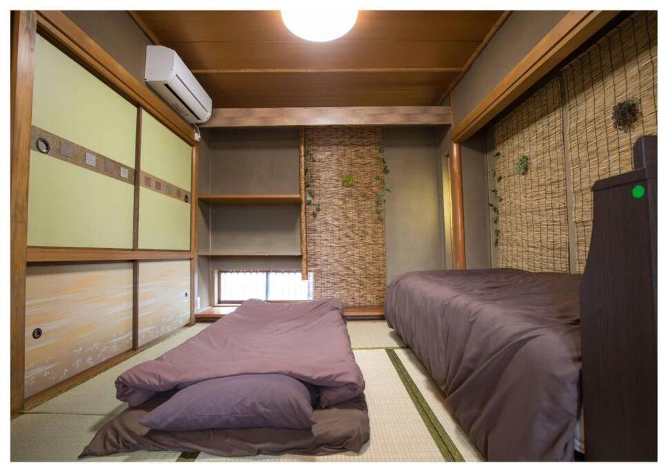 Postel nebo postele na pokoji v ubytování I Love Matsuyama