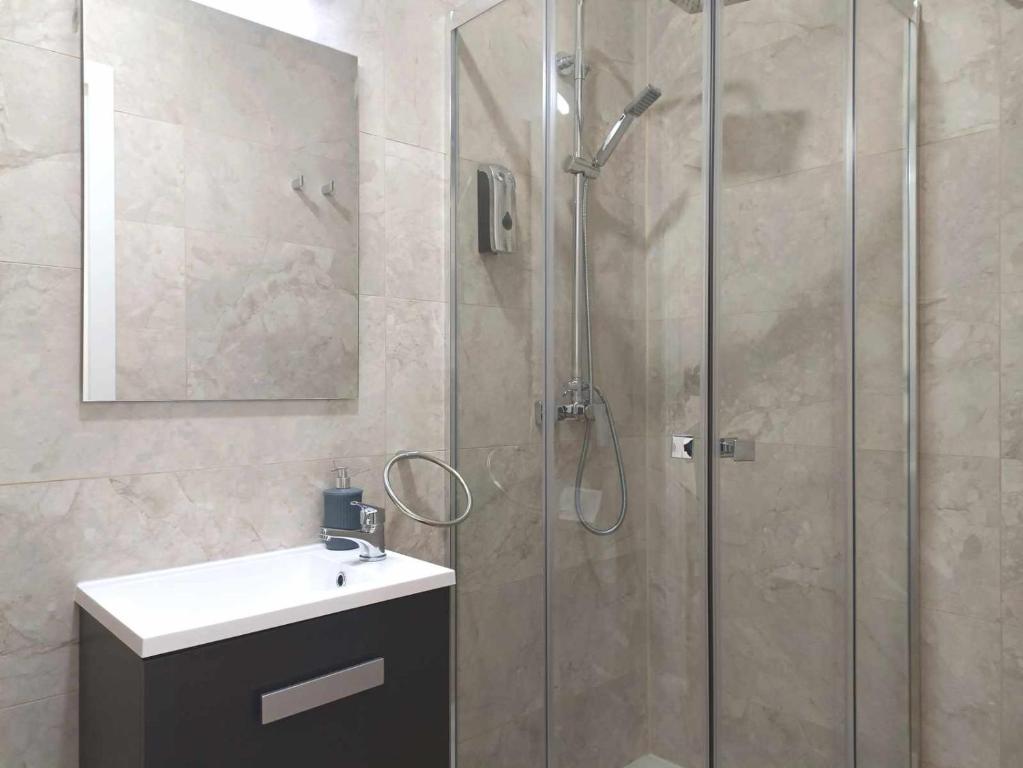 A bathroom at Casa de Huéspedes 12 Octubre Rooms