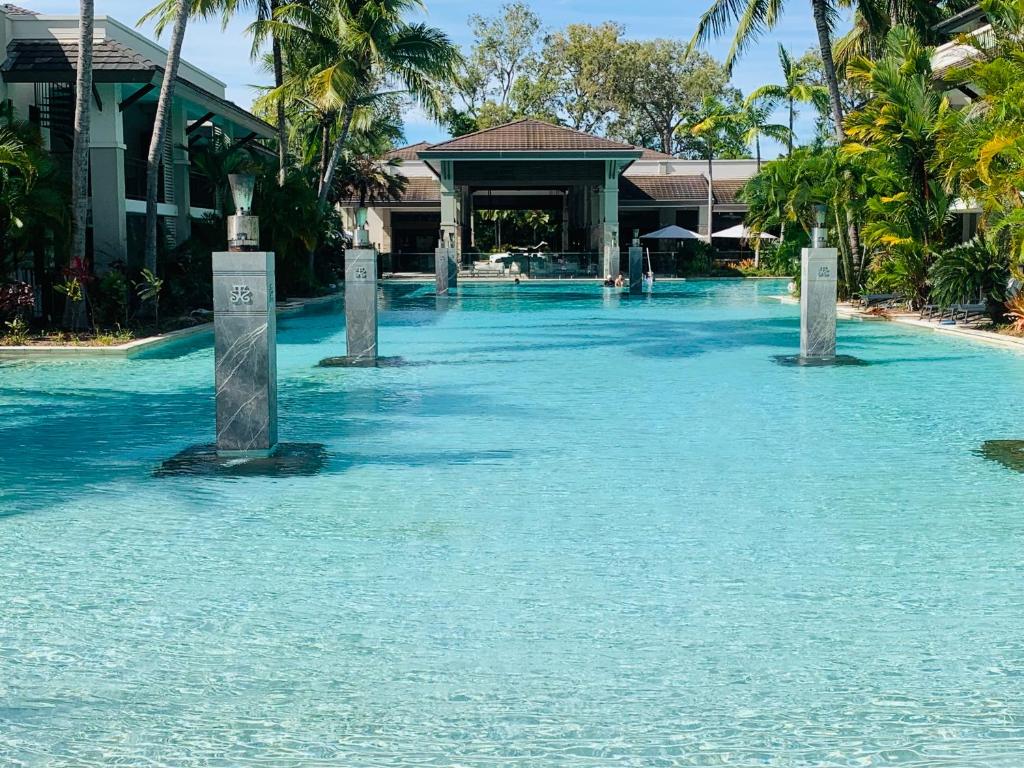 Lagoon Swimout Absolute Pool Front - Slice of Paradise - Sea Temple Pt Douglas tesisinde veya buraya yakın yüzme havuzu