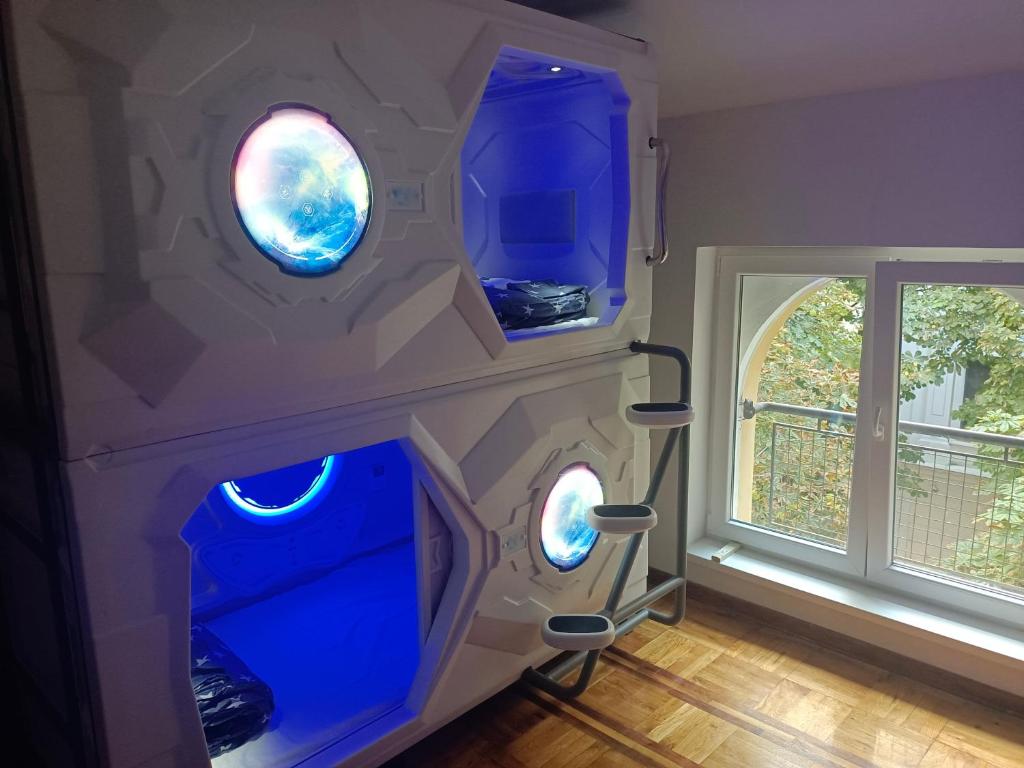 um quarto com luzes azuis na parede em panda Victor Space Capsule Hostel em Belgrado