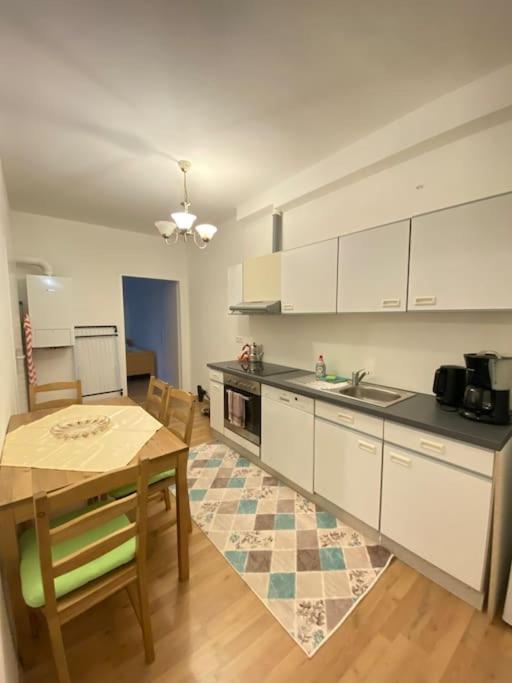 Kuchyň nebo kuchyňský kout v ubytování Family-friendly House in Vienna's Suburbs!