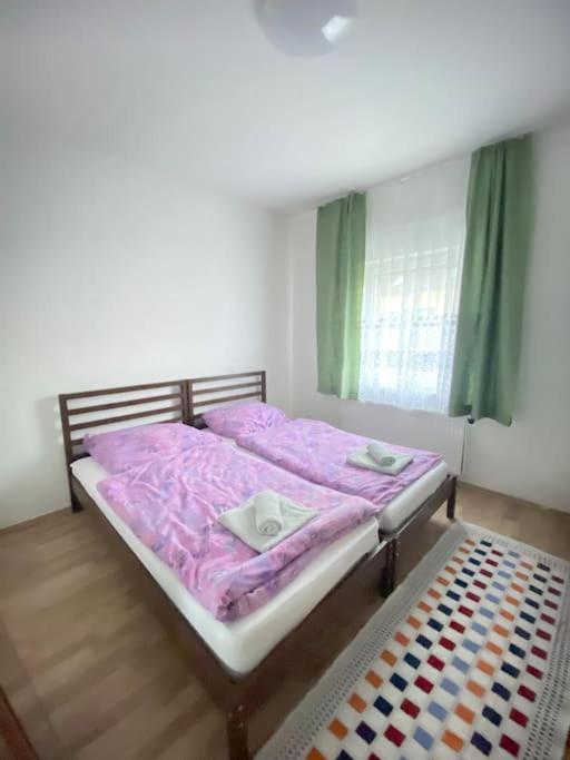 Postel nebo postele na pokoji v ubytování Family-friendly House in Vienna's Suburbs!