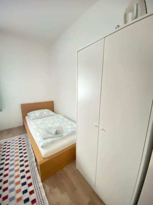 Postel nebo postele na pokoji v ubytování Family-friendly House in Vienna's Suburbs!