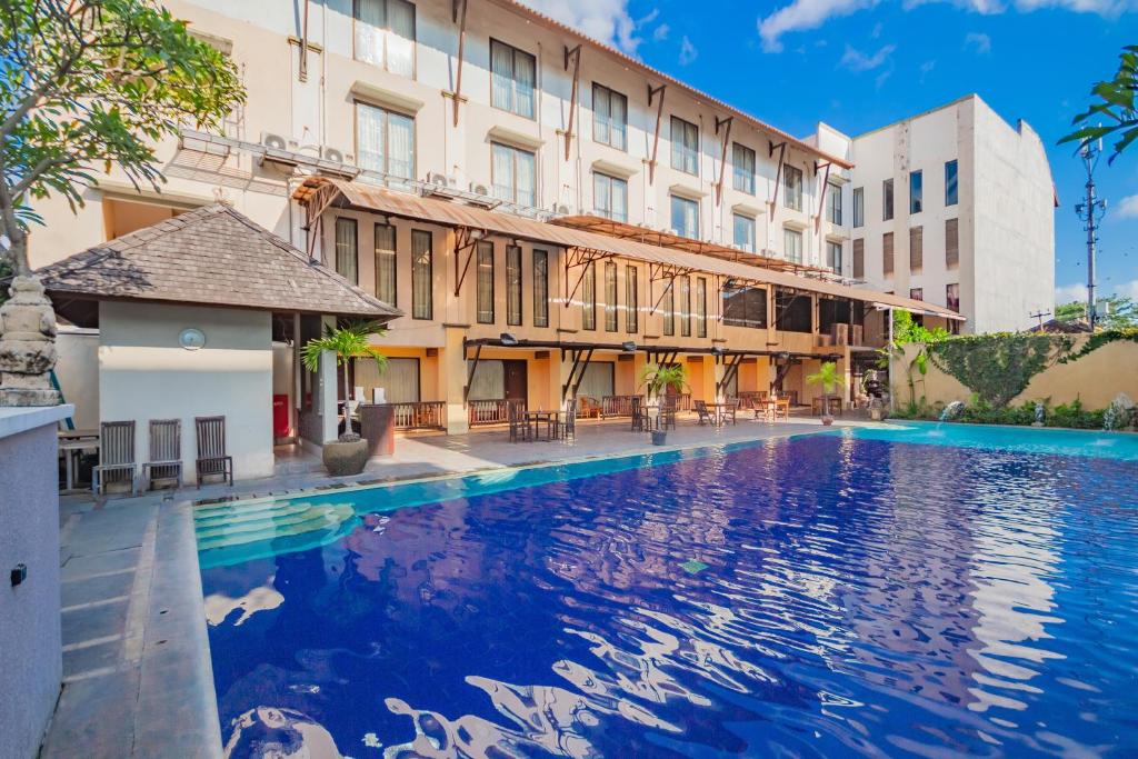 una gran piscina frente a un edificio en Grand Santhi Hotel en Denpasar