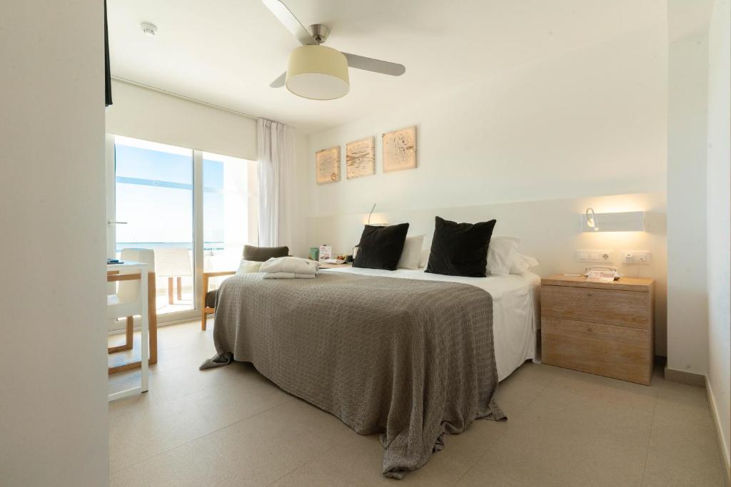 Postel nebo postele na pokoji v ubytování Hotel Cala Saona & Spa