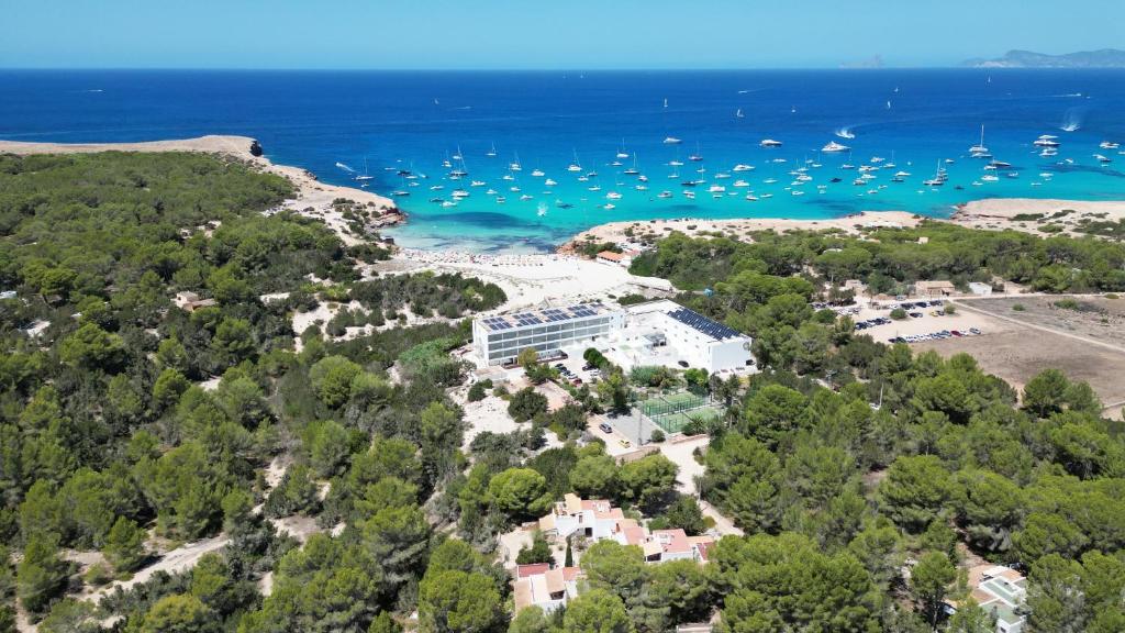 uma vista aérea do resort e da água em Hotel Cala Saona & Spa em Cala Saona