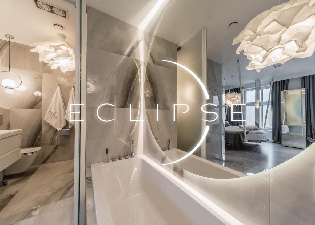 別爾斯科－比亞瓦的住宿－Eclipse Silver Room，一间带大镜子和浴缸的浴室
