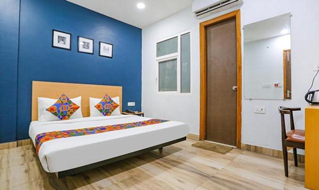 Un pat sau paturi într-o cameră la FabHotel F9 Prime Executive Paschim Vihar