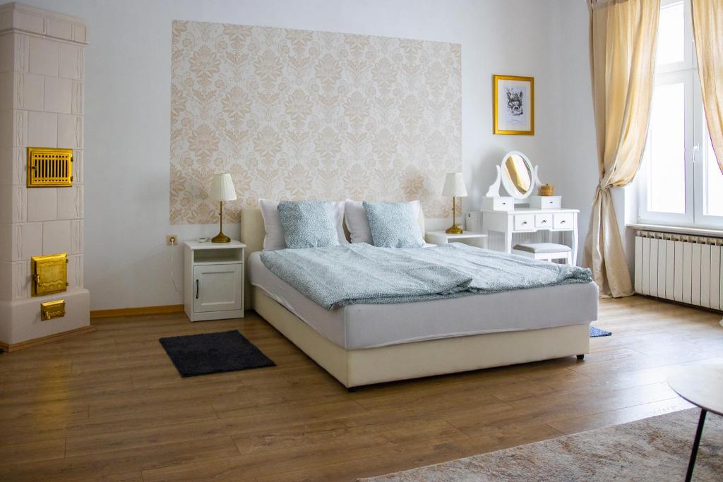 1 dormitorio con 1 cama con almohadas azules en Luxury Apartment in center of Zagreb en Zagreb