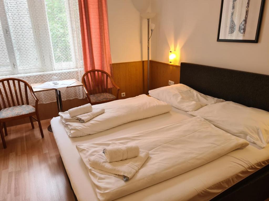 Postel nebo postele na pokoji v ubytování Pension Ani-Falstaff