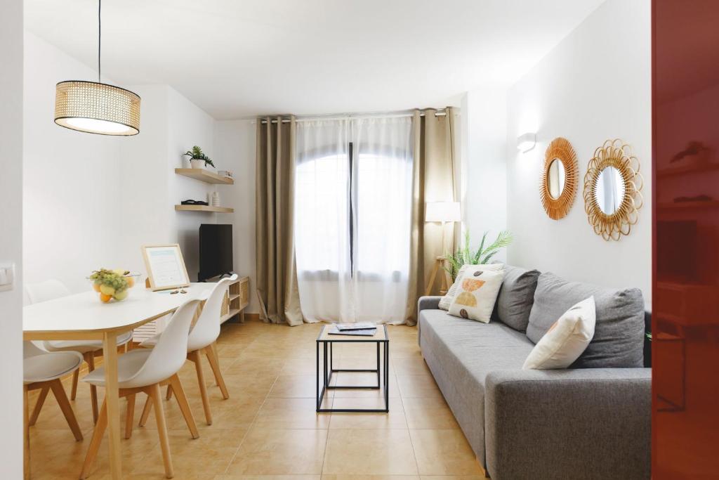 ジローナにあるBravissimo Plaça Catalunya, 2-bedroom apartment with terraceのリビングルーム(ソファ、テーブル付)