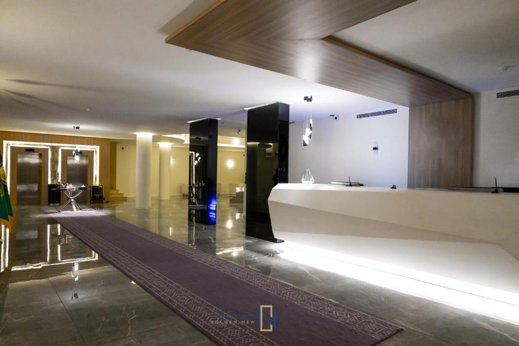 - un hall avec une grande baignoire blanche dans un bâtiment dans l'établissement Golden New Al Safa, à Djeddah