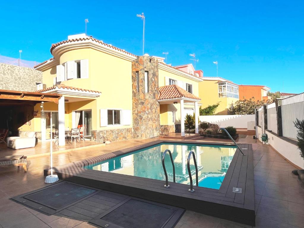a swimming pool in front of a house at Bellavista in San Bartolomé de Tirajana