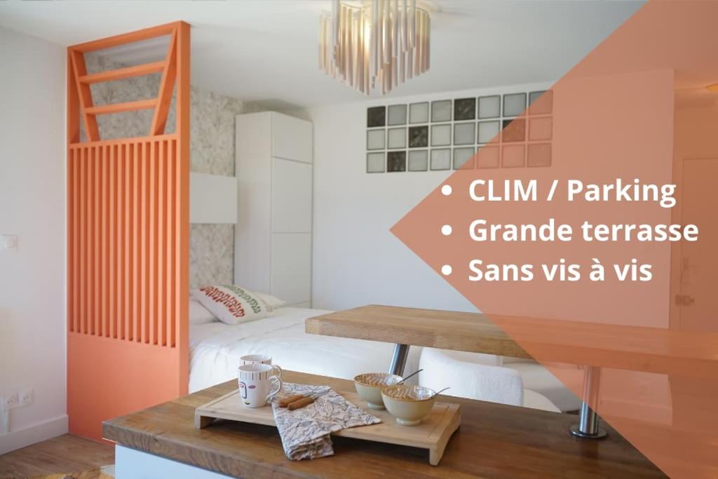 een woonkamer met een bed en een tafel met een tafel bij Studio terrasse Parking CLIM sans vis à vis in La Grande-Motte