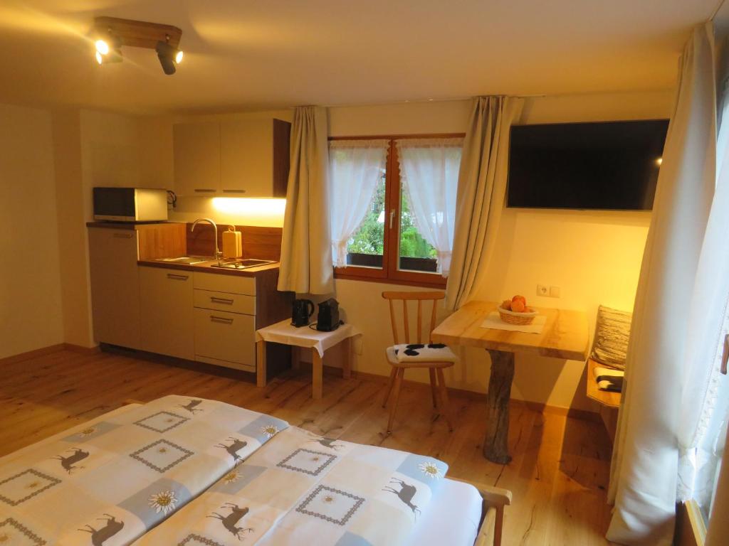Postel nebo postele na pokoji v ubytování Haus Hubertus - Gästehaus Sahler