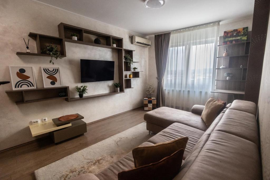 - un salon avec un canapé et une télévision dans l'établissement Luceafarul Property, à Oradea
