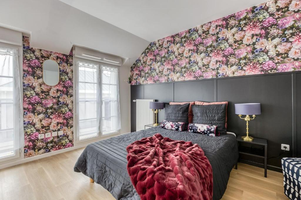 um quarto com um grande mural de parede floral em Life in Pink - Près Paris/CDG/Bourget/Parc expo em Drancy