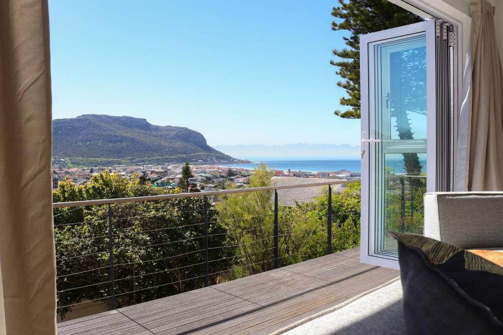Una habitación con balcón con vista al mar. en A Fish hoek beaut, en Ciudad del Cabo