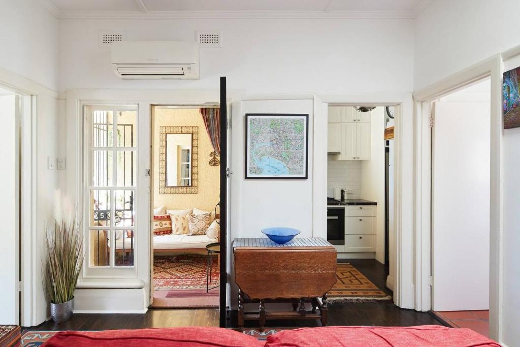 una sala de estar con una puerta que da a una cocina en Sunny Side Up - Beachside Living on Marine Parade en Melbourne