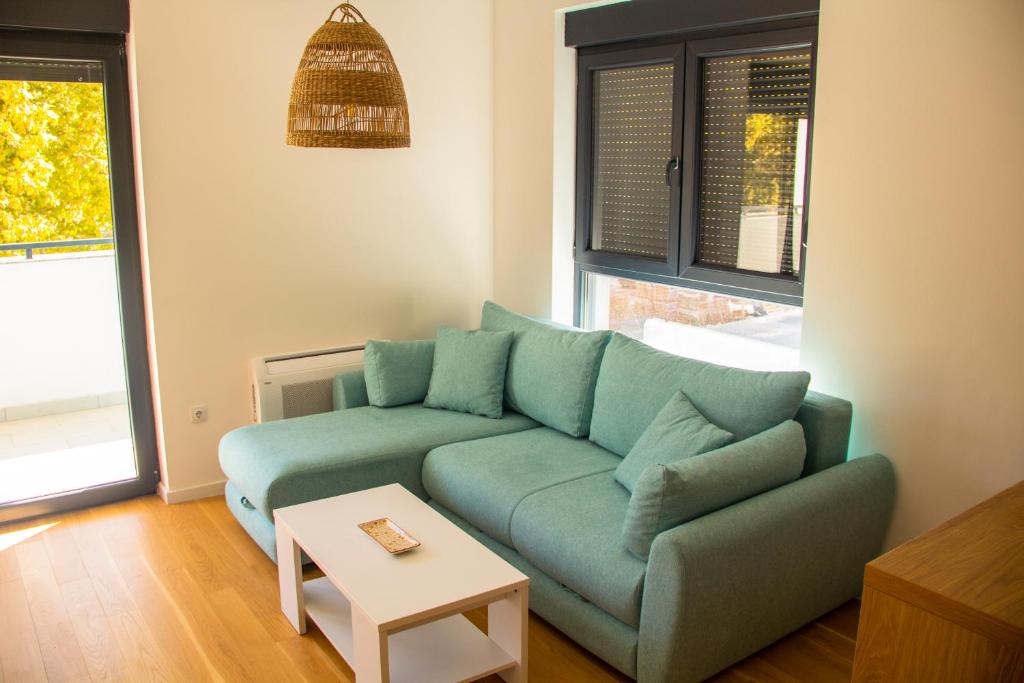 un soggiorno con un divano verde e un tavolo di Apartman Smokvica a Trebinje