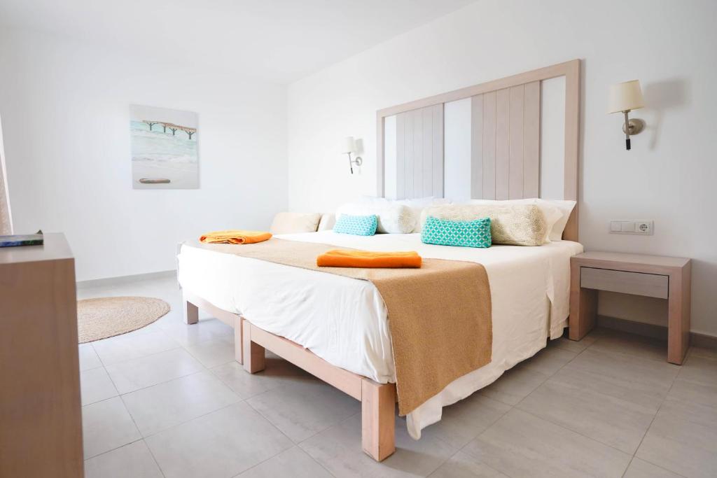 Postel nebo postele na pokoji v ubytování Apartamentos Es Caló