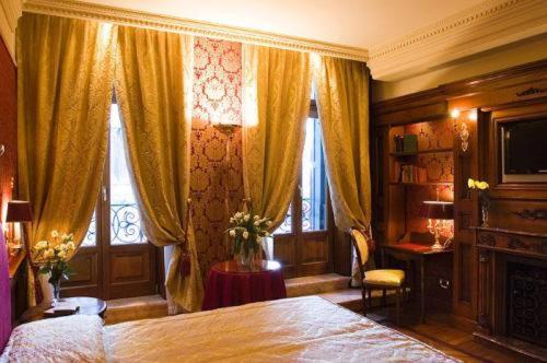 Postel nebo postele na pokoji v ubytování Suites Torre Dell'Orologio