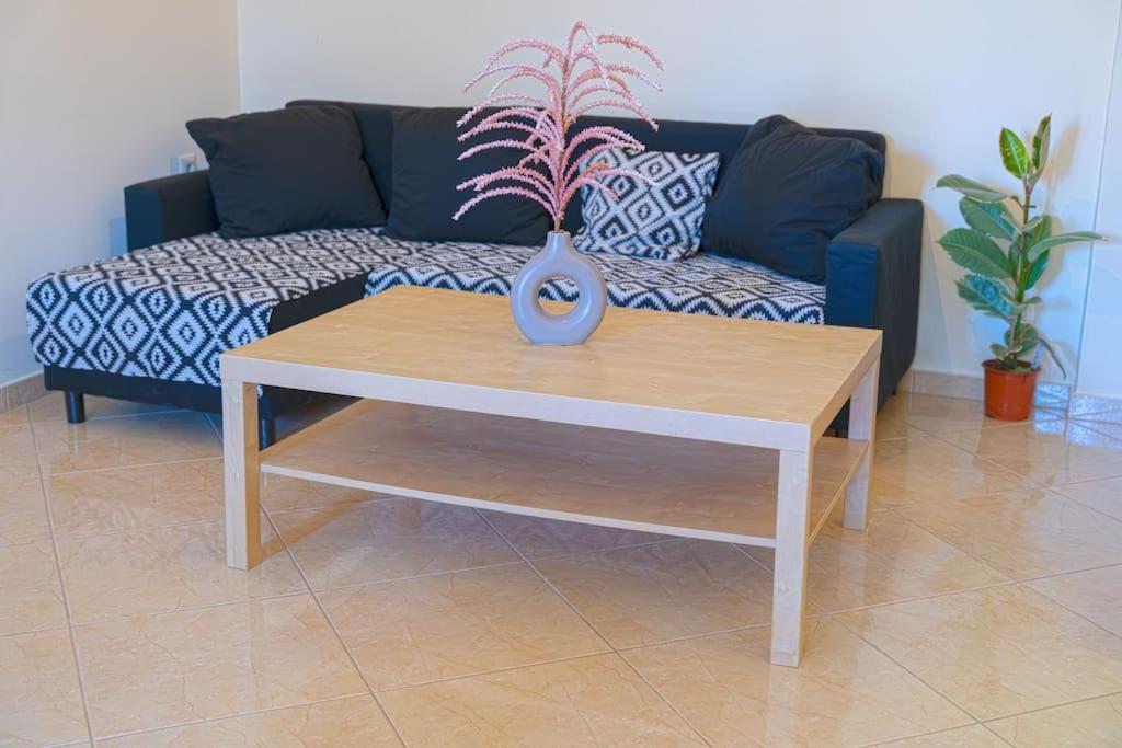 Posezení v ubytování Bright Apt Close to the Beach