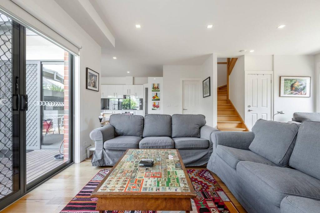 Ruang duduk di Trendy and Spacious Brunswick Stay with Outdoor Deck