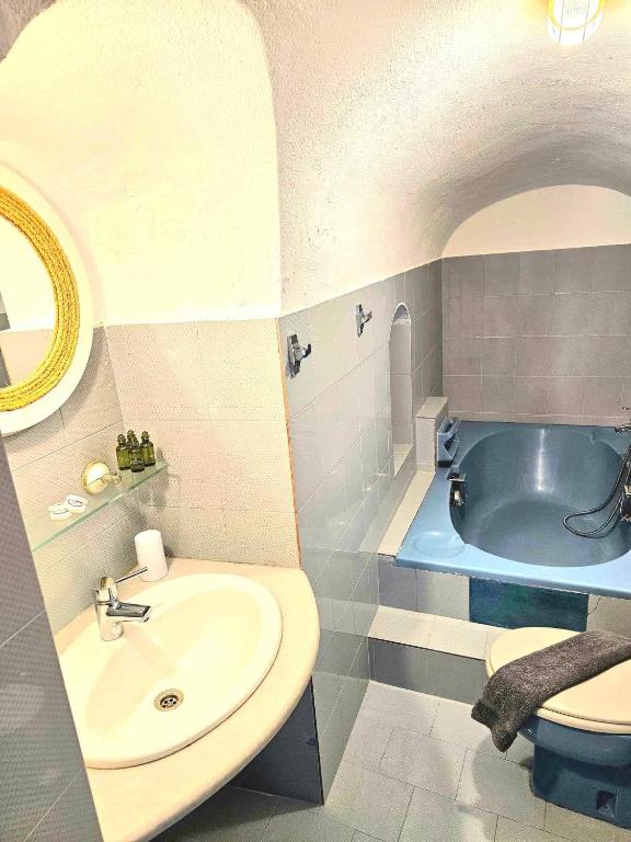 Amphitheater Cave Houses - 15