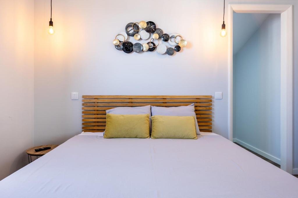 Postel nebo postele na pokoji v ubytování Angra Charming Suites by Seewest