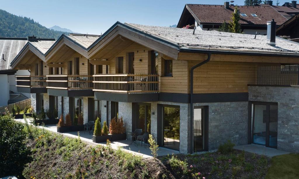 Cette grande maison en bois dispose d'un balcon. dans l'établissement Triple A Chalets, à Seefeld in Tirol