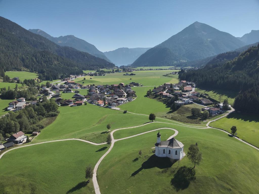 una vista aerea di un piccolo villaggio in montagna di Appartement Lisi`s Dahoam ad Achenkirch