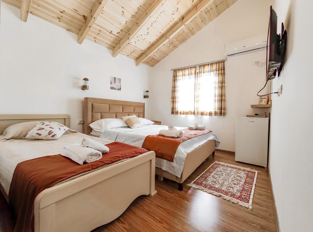 Postel nebo postele na pokoji v ubytování Vila Sofia Gllava - Resort