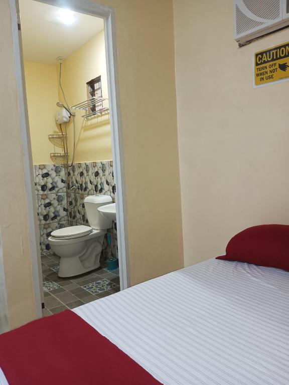 Moalboal Indino's Guesthouse sardines run and sea turtle 1 minute walking distance - Superior Family Room