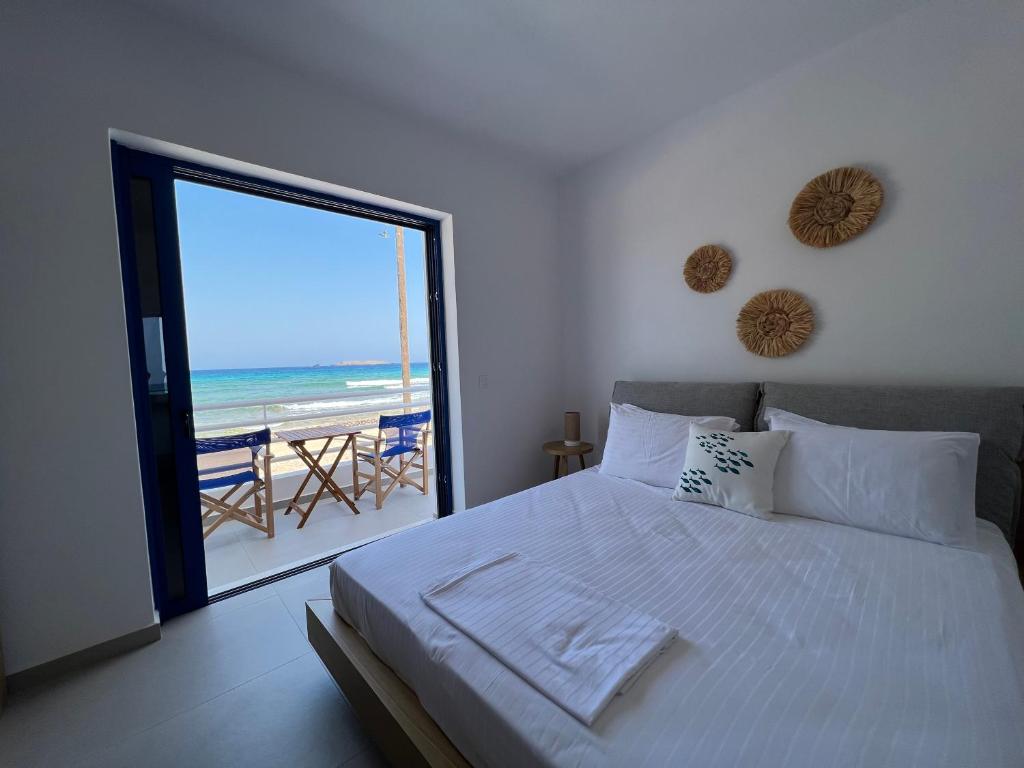 sypialnia z łóżkiem i widokiem na ocean w obiekcie Kythera Beach Apartments w mieście Diakofti