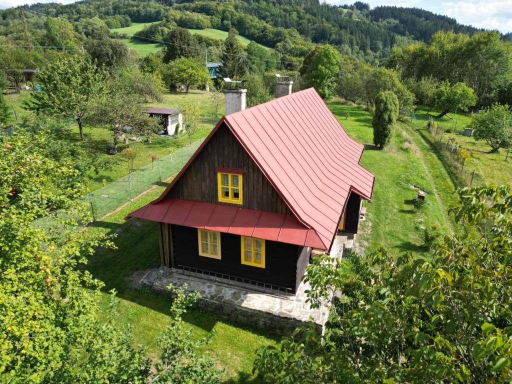 an overhead view of a small house with a red roof at Chalupa U Měšťanů in Lužná