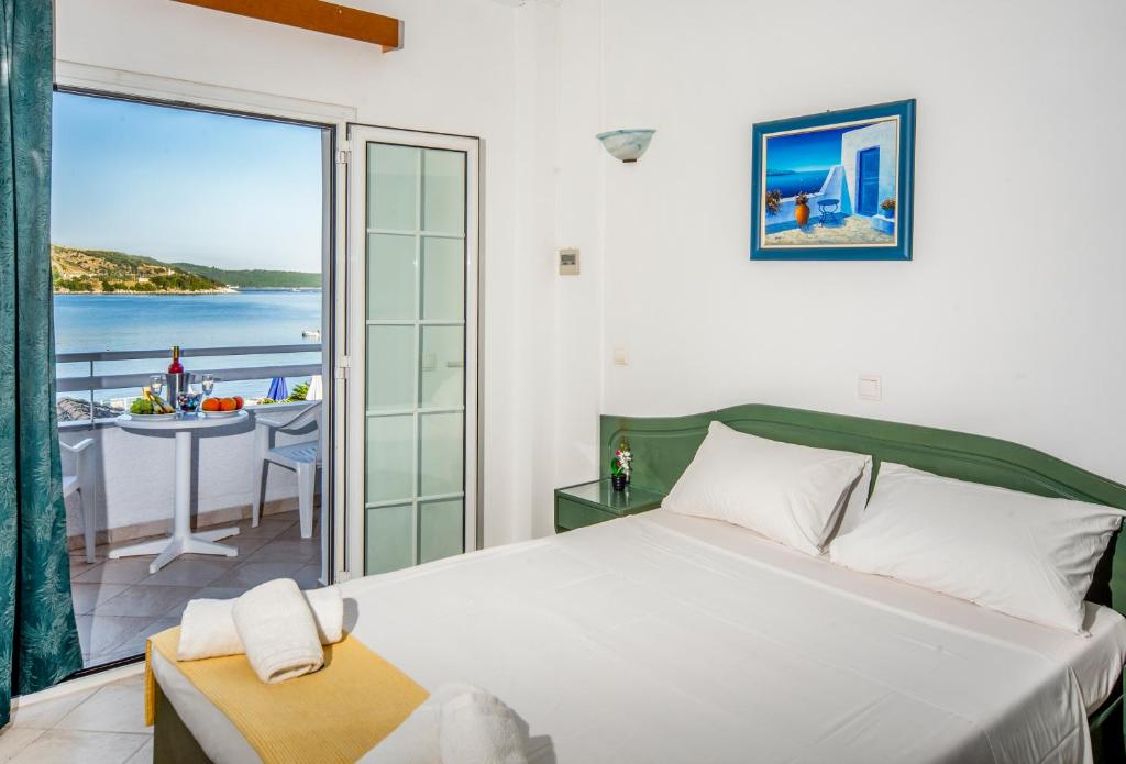 卡西奧皮的住宿－Villa Nelli，一间卧室配有一张床,享有海景