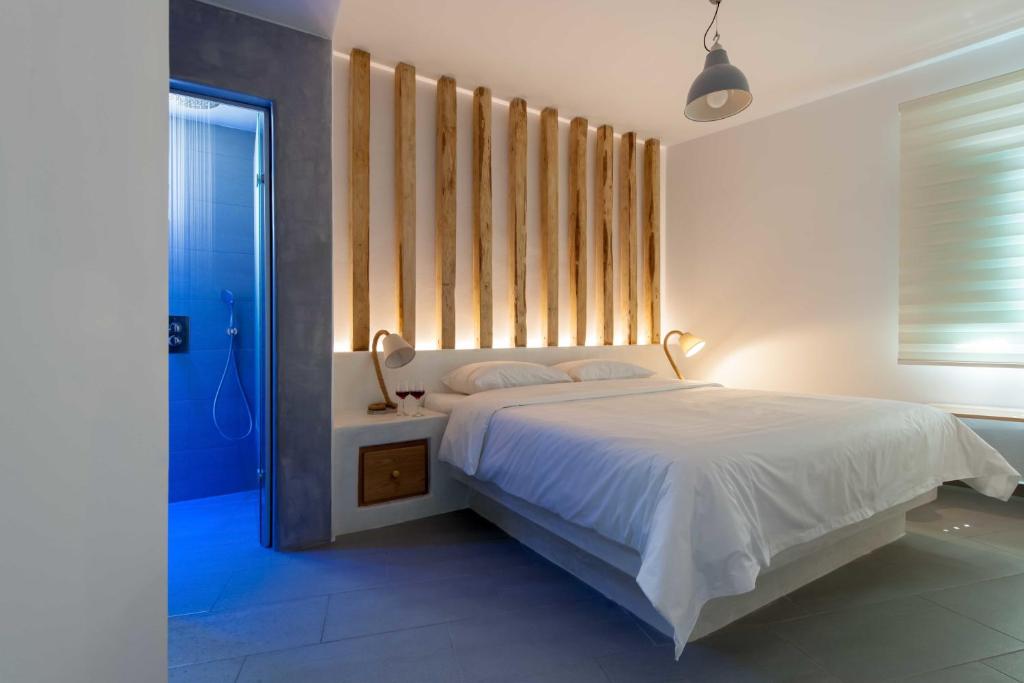 Postel nebo postele na pokoji v ubytování Neptune Luxury Suites