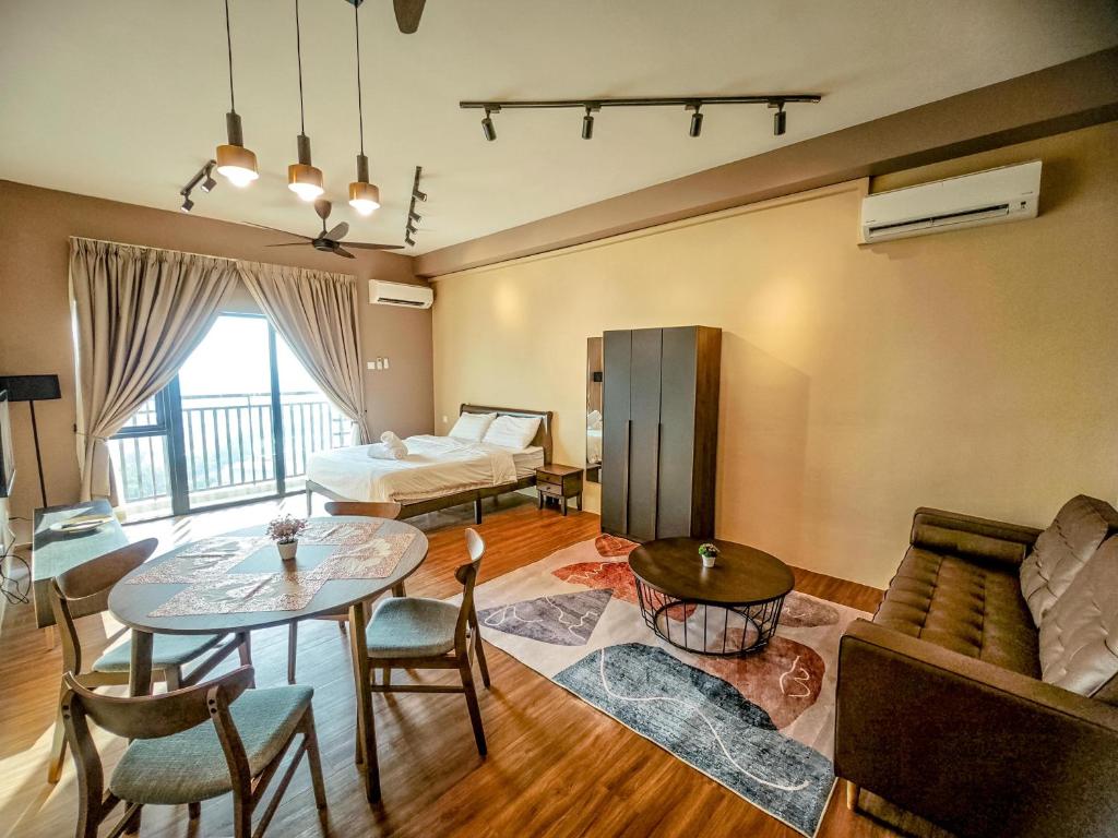 een woonkamer met een tafel en een bed bij Armani Soho Subang Jaya by Idealhub in Subang Jaya