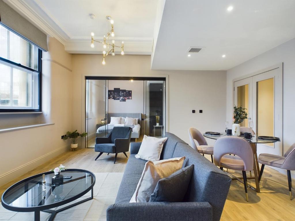 マンチェスターにあるLuxury Unique 2bedroom city centreの青いソファとテーブルのあるリビングルーム