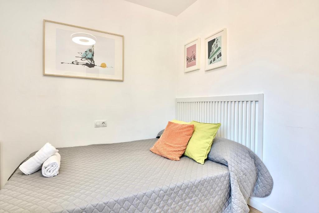 Posteľ alebo postele v izbe v ubytovaní SPACIOUS, SUNNY FLAT BY CITY OF ARTS & SCIENCES