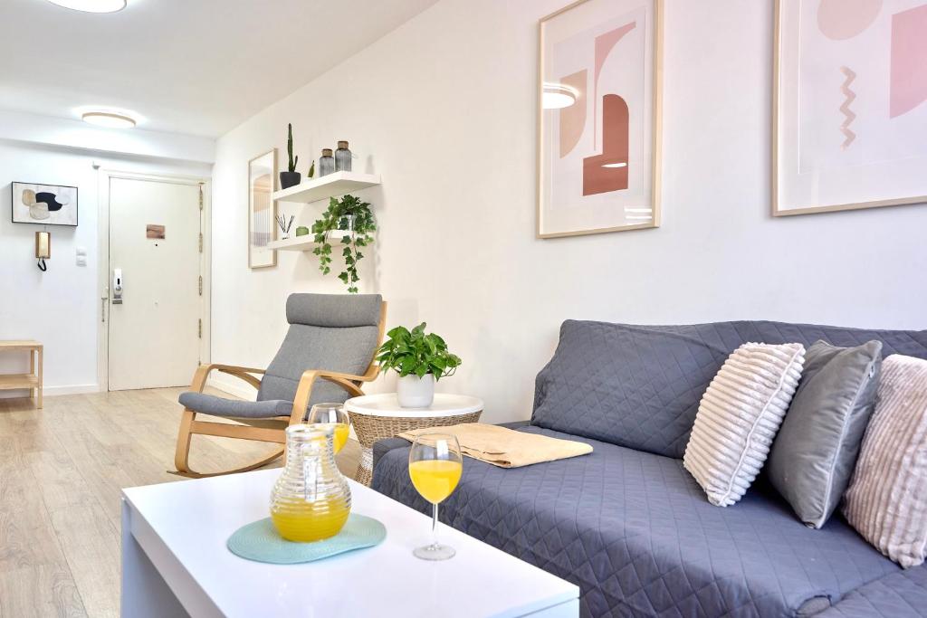 Posedenie v ubytovaní SPACIOUS, SUNNY FLAT BY CITY OF ARTS & SCIENCES