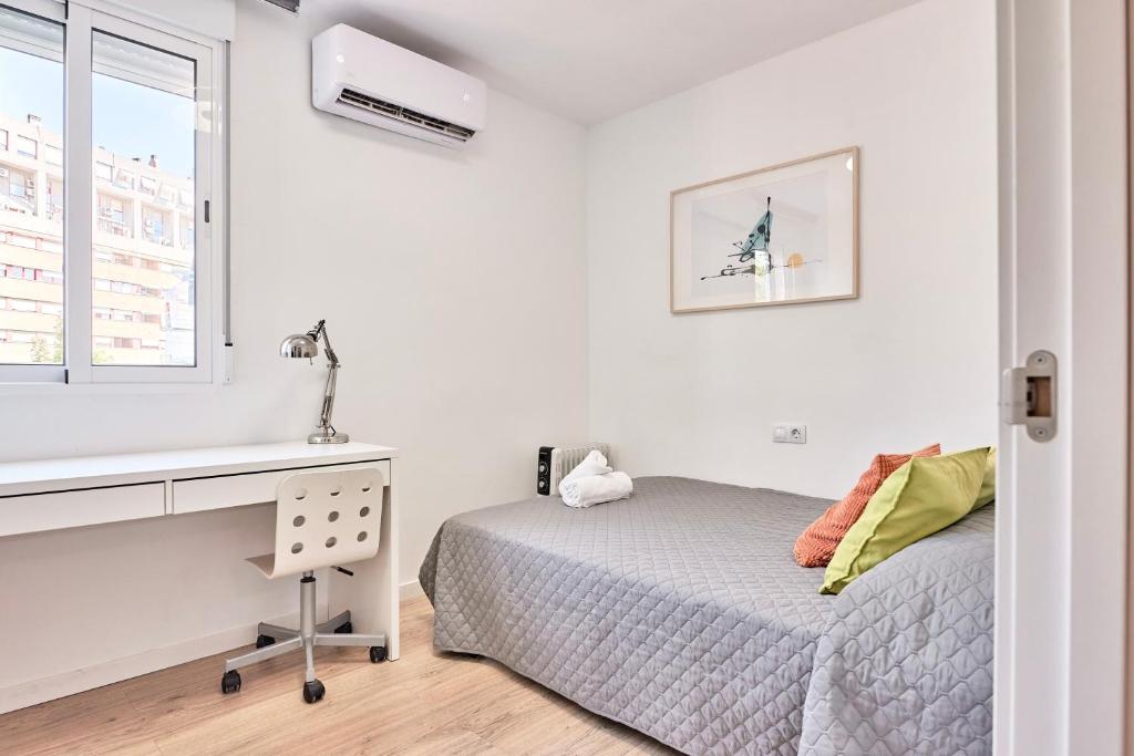 Posedenie v ubytovaní SPACIOUS, SUNNY FLAT BY CITY OF ARTS & SCIENCES