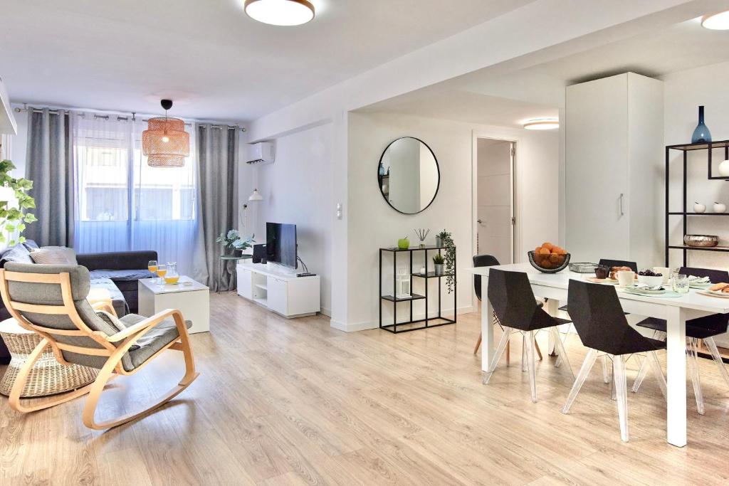 Posedenie v ubytovaní SPACIOUS, SUNNY FLAT BY CITY OF ARTS & SCIENCES