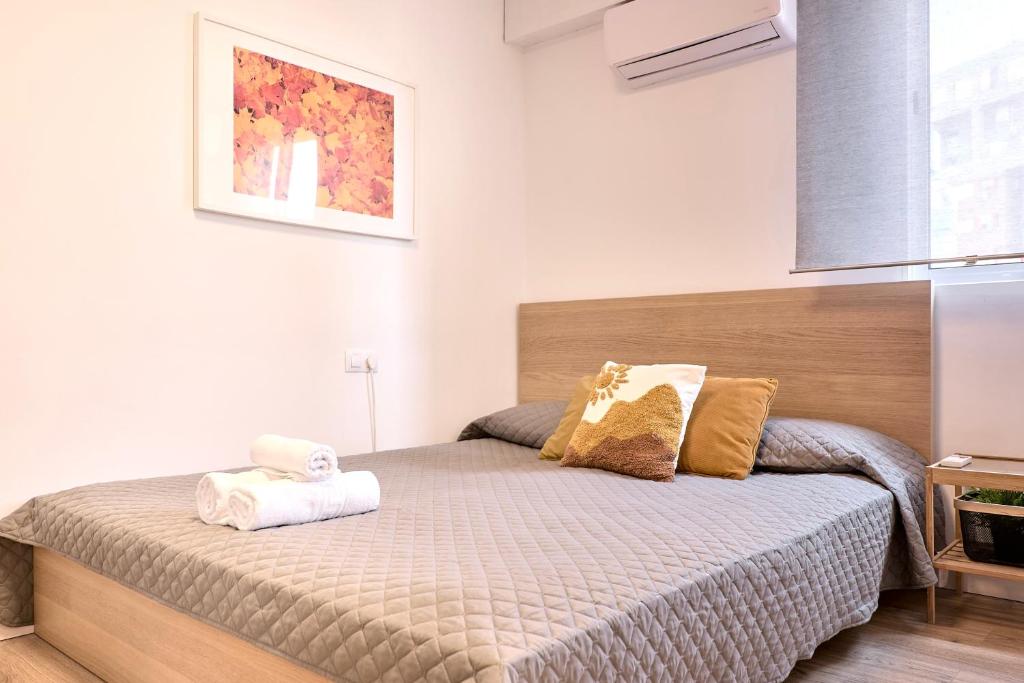 Posteľ alebo postele v izbe v ubytovaní SPACIOUS, SUNNY FLAT BY CITY OF ARTS & SCIENCES