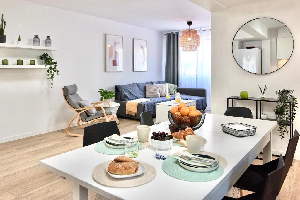 Posedenie v ubytovaní SPACIOUS, SUNNY FLAT BY CITY OF ARTS & SCIENCES