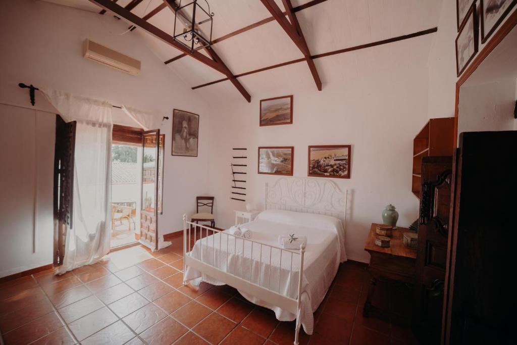 - une chambre avec un lit blanc dans l'établissement Finca Santa Margarita, à Santaella
