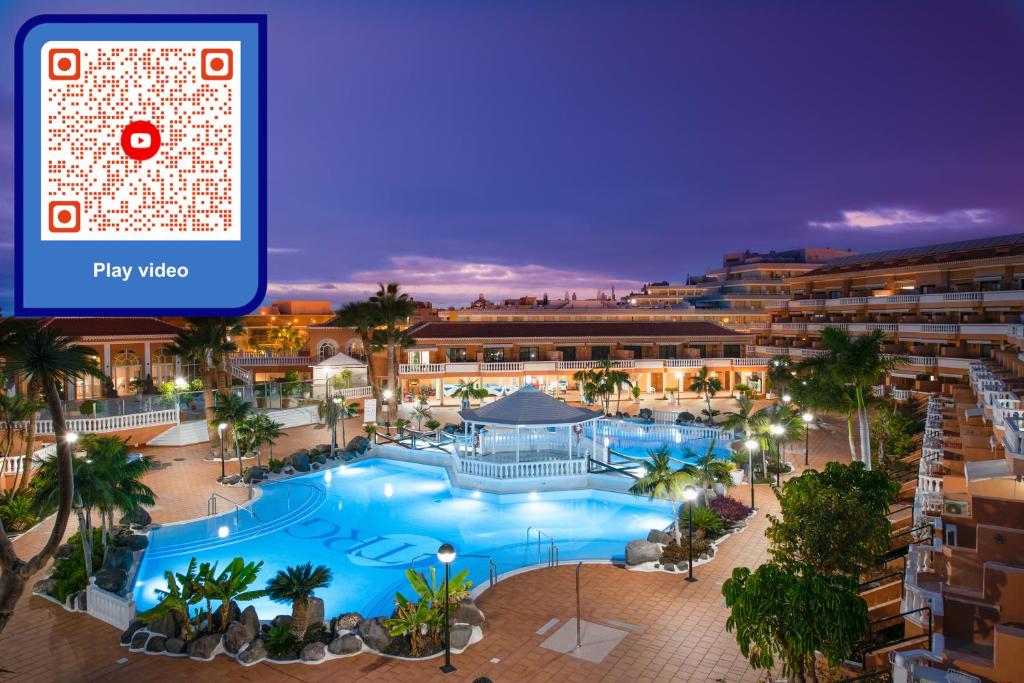 uma representação de uma piscina de resort à noite em Tenerife South Apartments em Playa de las Americas