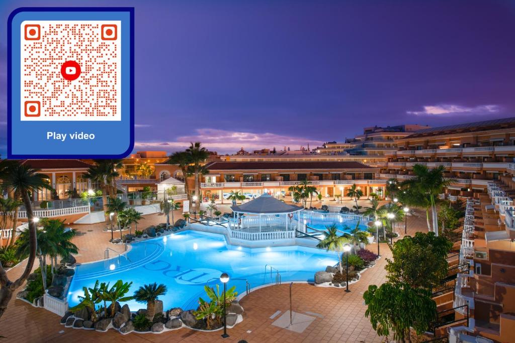- Reproducción de una piscina del complejo por la noche en Tenerife South Apartments, en Playa de las Américas