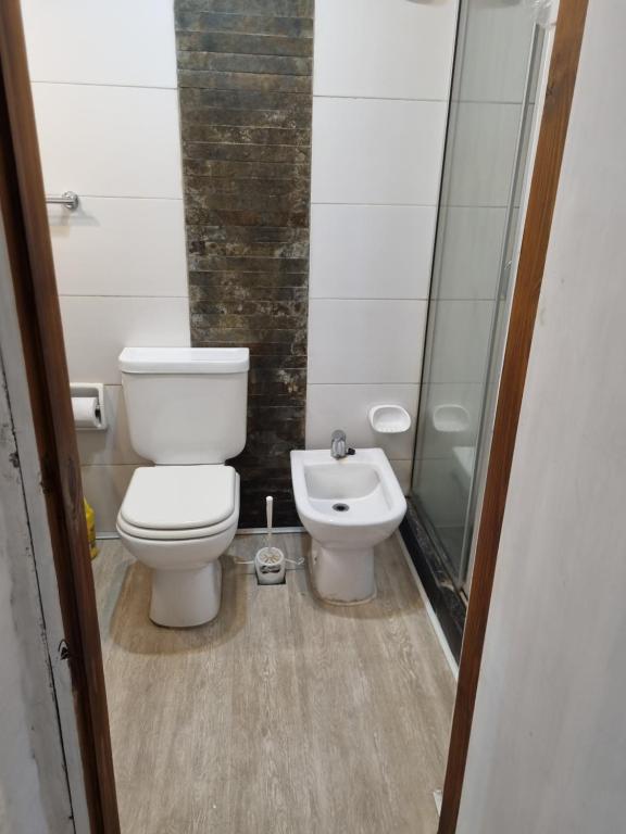 a bathroom with a toilet and a shower at Casa bosque y mar in Ocean Park